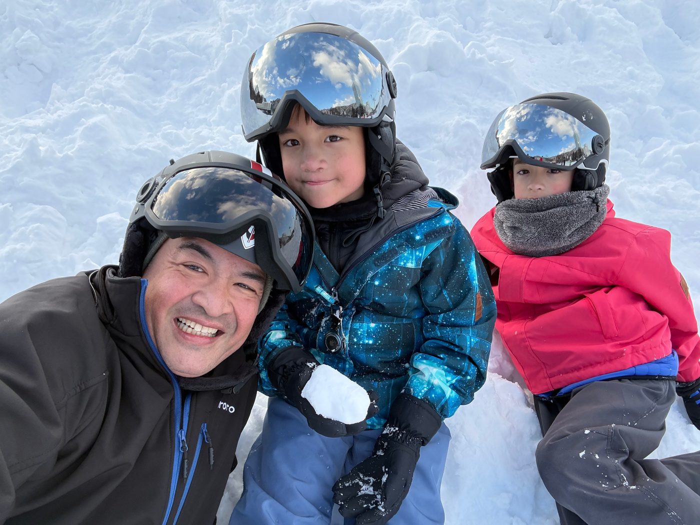 คุณคริสจาก SKI Academy Thailand กับลูกชายสองคน บนหิมะจริง